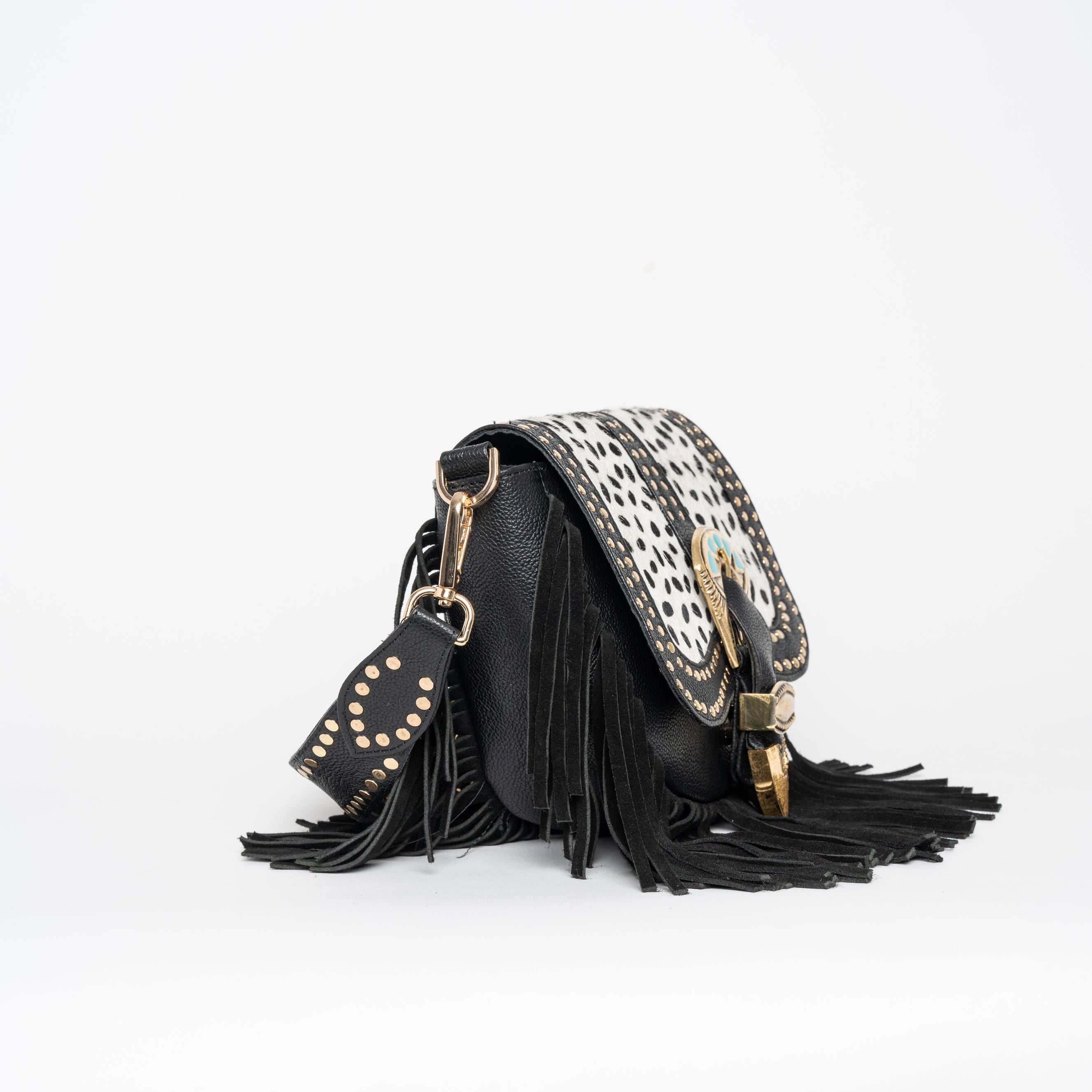 Cartera de cuero Elena con flecos y herrajes.