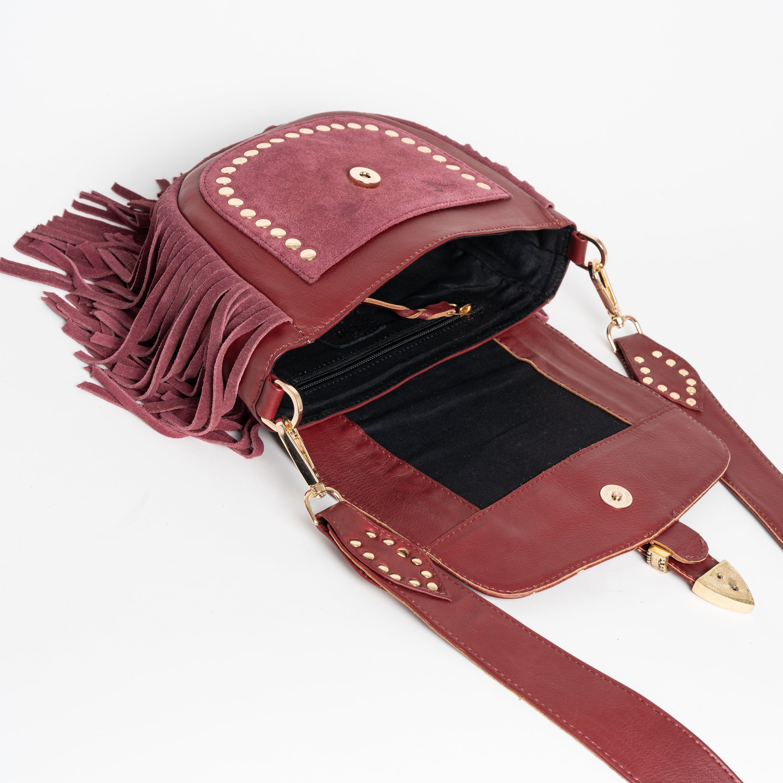 Cartera de cuero Elena con flecos y herrajes.