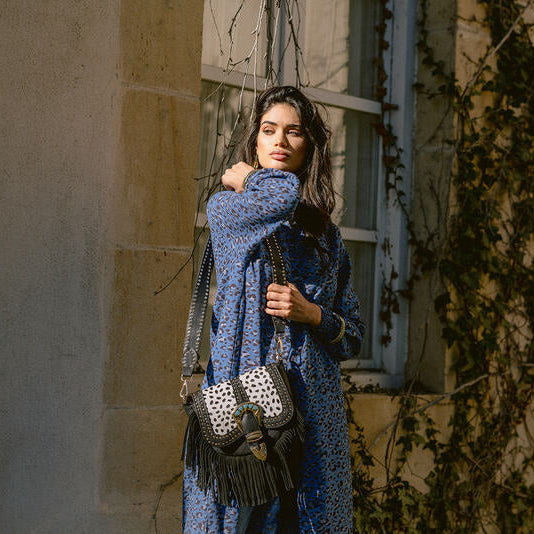 Cartera de cuero Elena con flecos y herrajes.