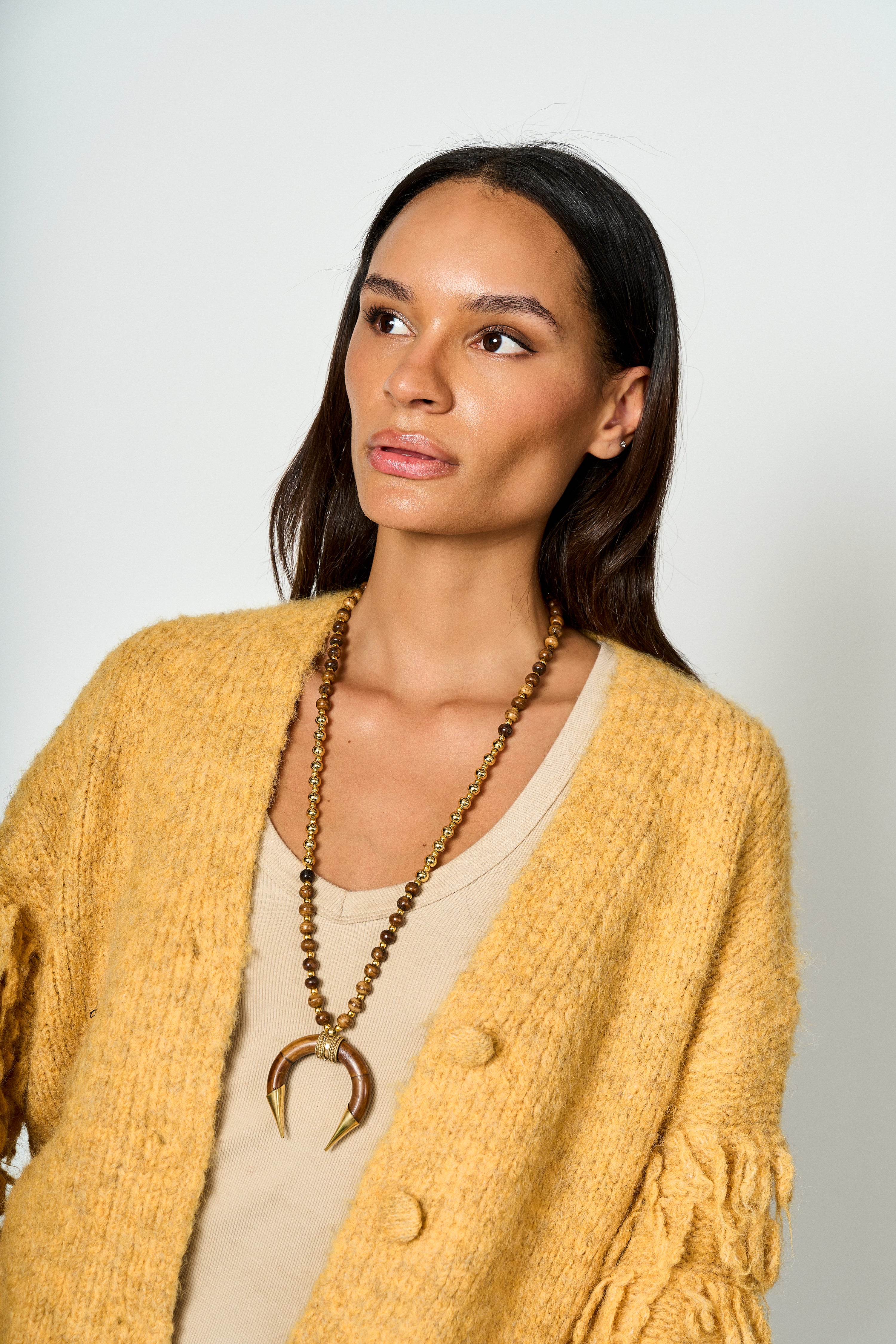 Collar de cuentas con colgante media luna Amalia