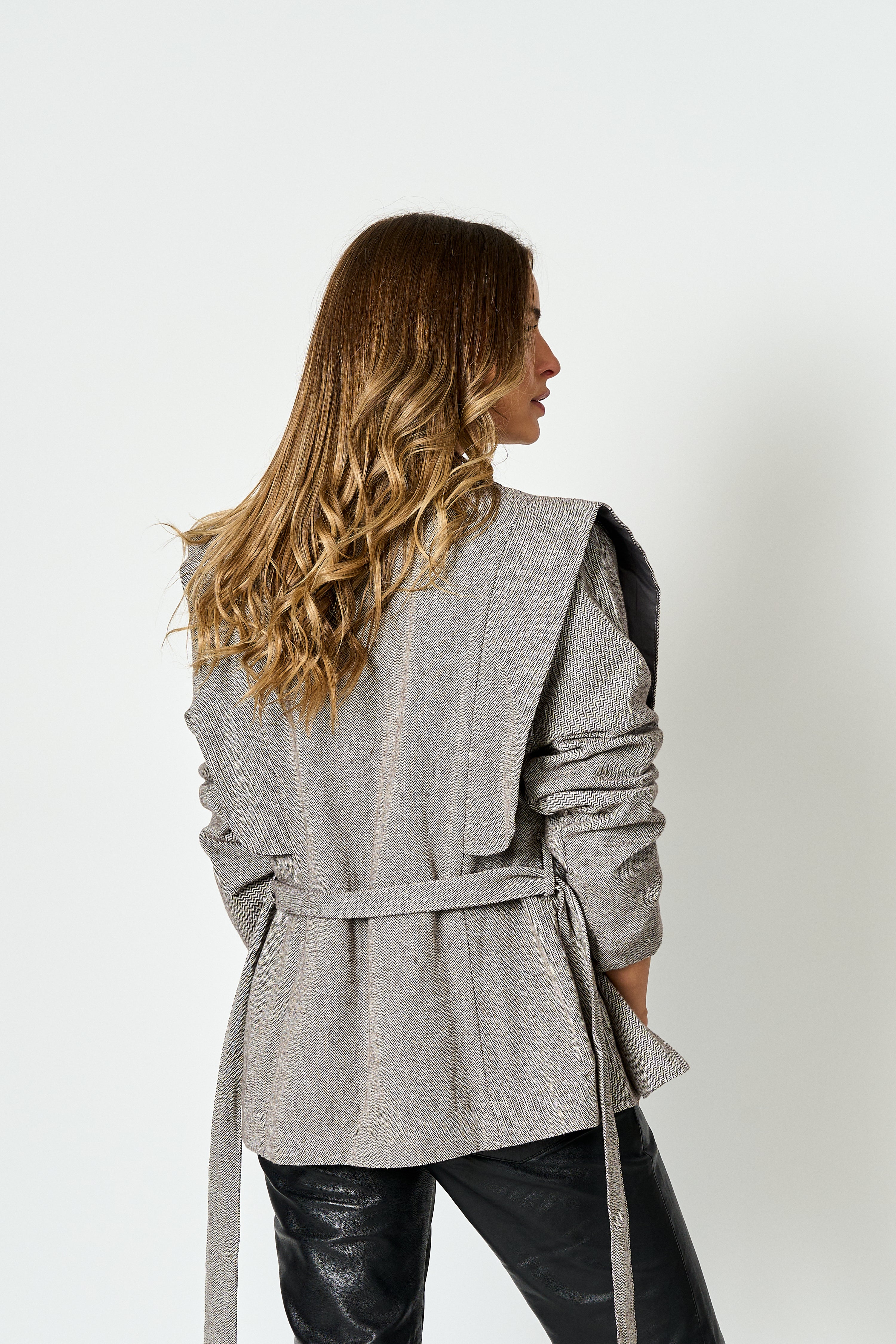 Chaqueta sastrera con cinturón Alejandra