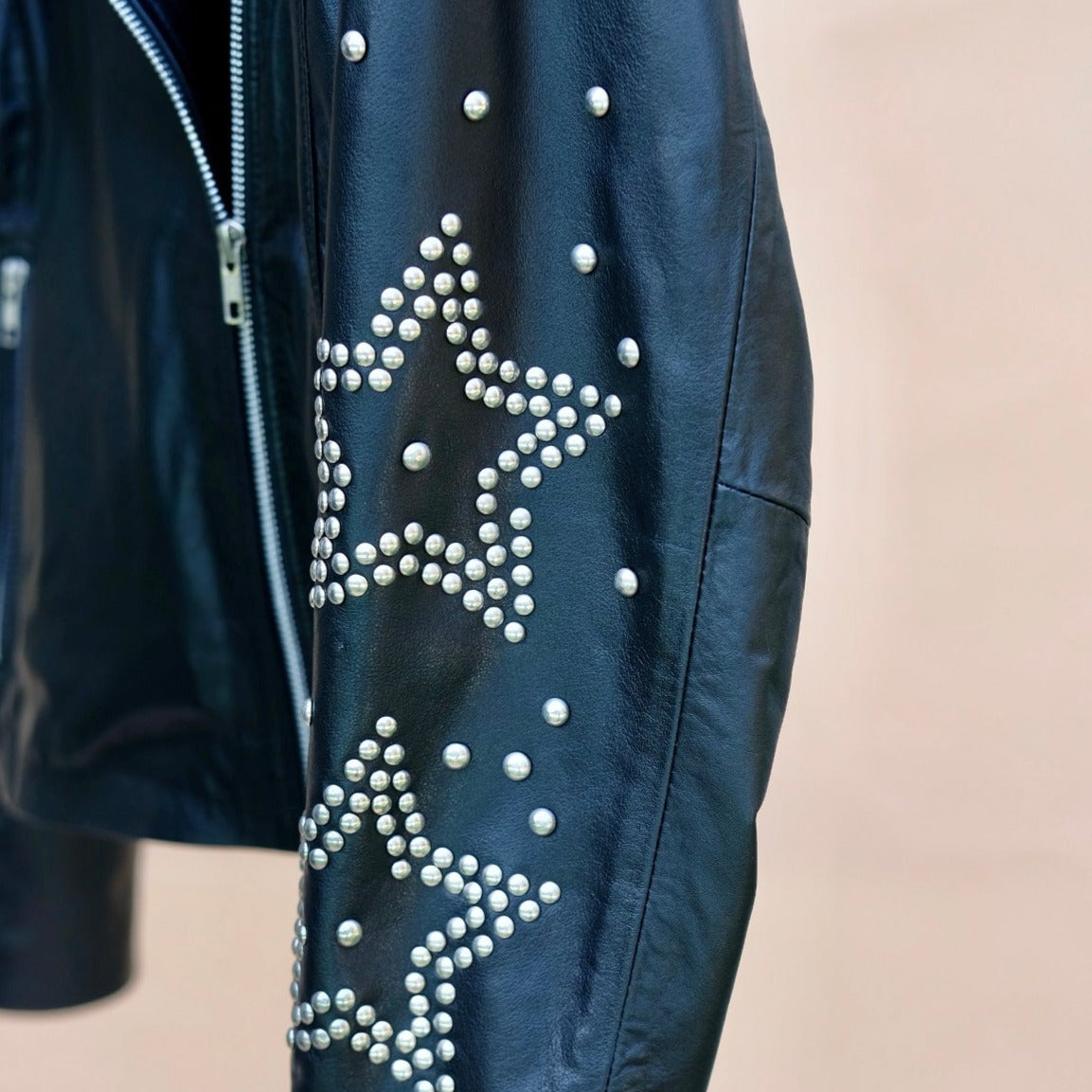 Chaqueta de cuero con tachas Tini