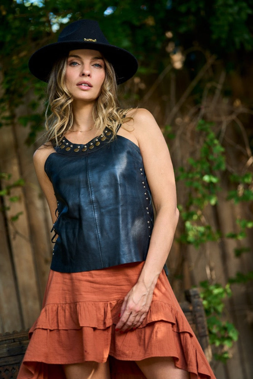 Polera de cuero con tachas metálicas Lola