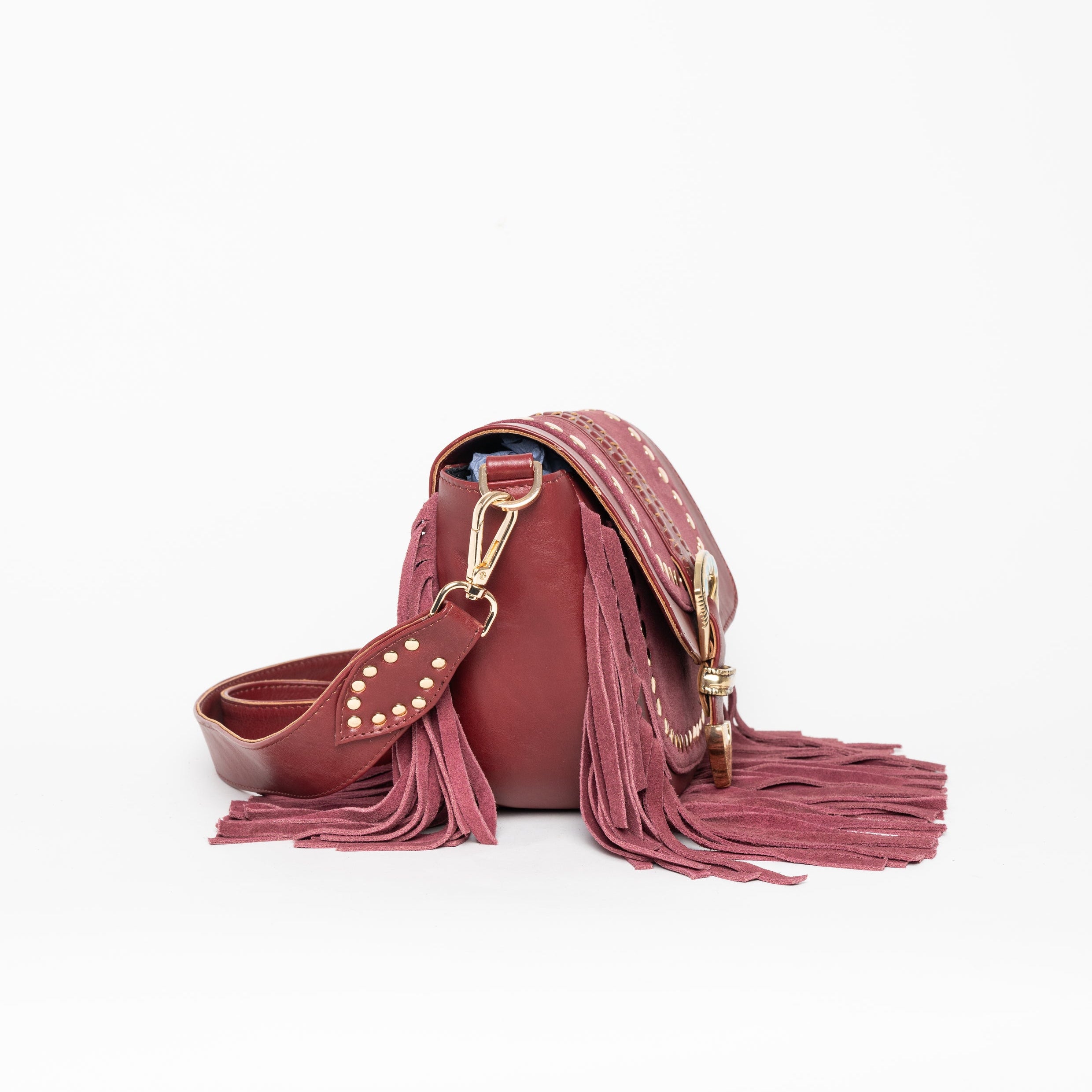 Cartera de cuero Elena con flecos y herrajes.