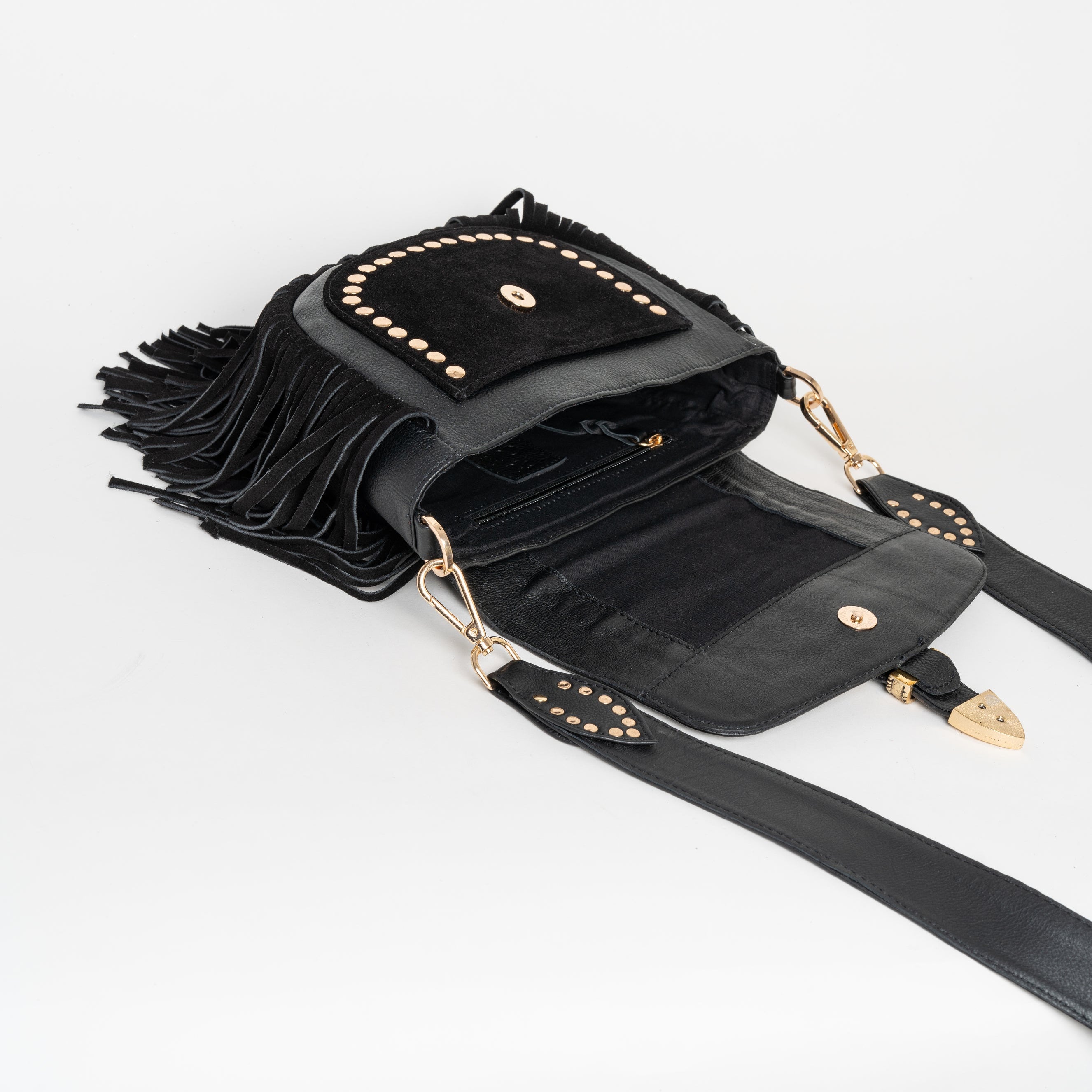 Cartera de cuero Elena con flecos y herrajes.