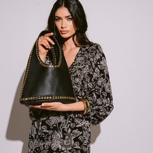 Cartera de cuero con tachas metálicas Lola