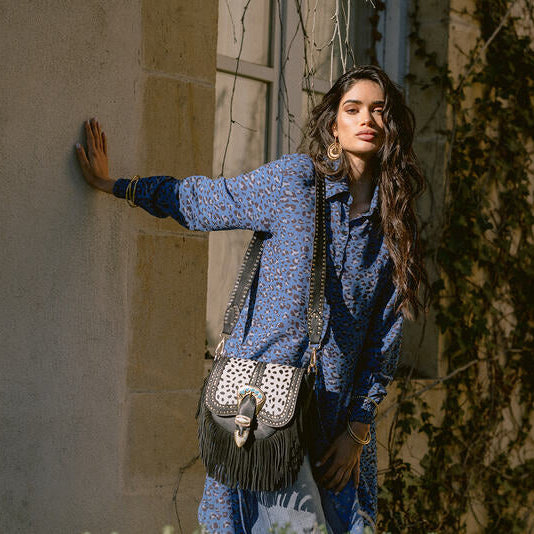 Cartera de cuero Elena con flecos y herrajes.