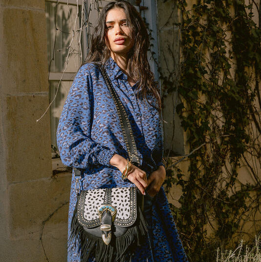Cartera de cuero Elena con flecos y herrajes.
