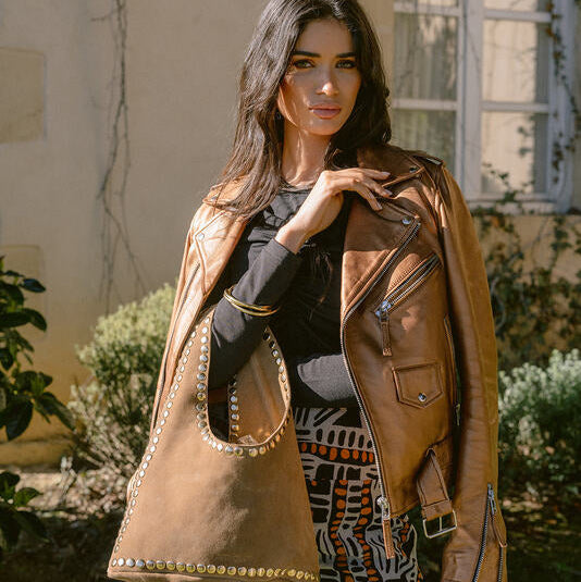 Cartera de cuero con tachas metálicas Lola