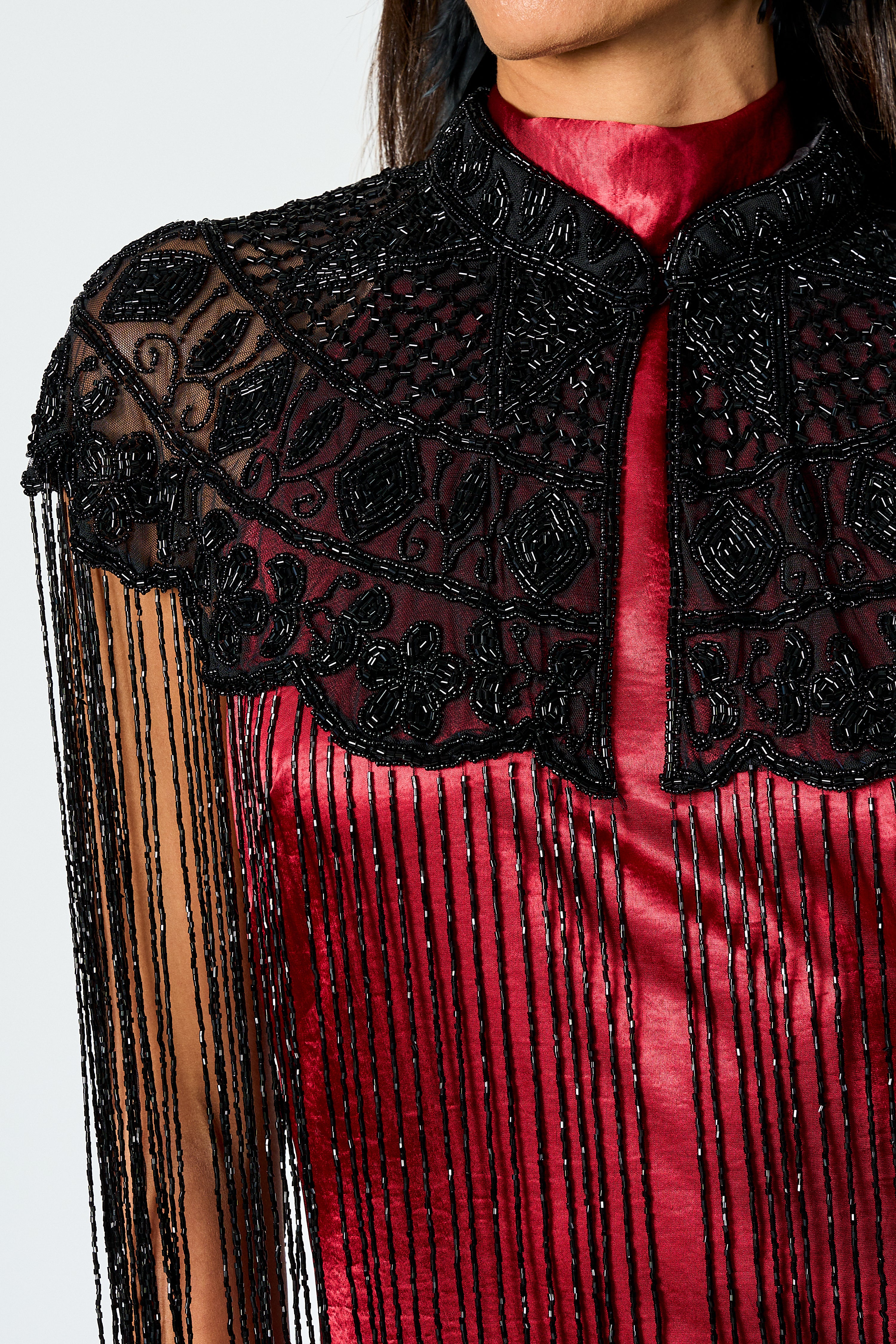 Capa Victoria bordada con mostacillas y flecos