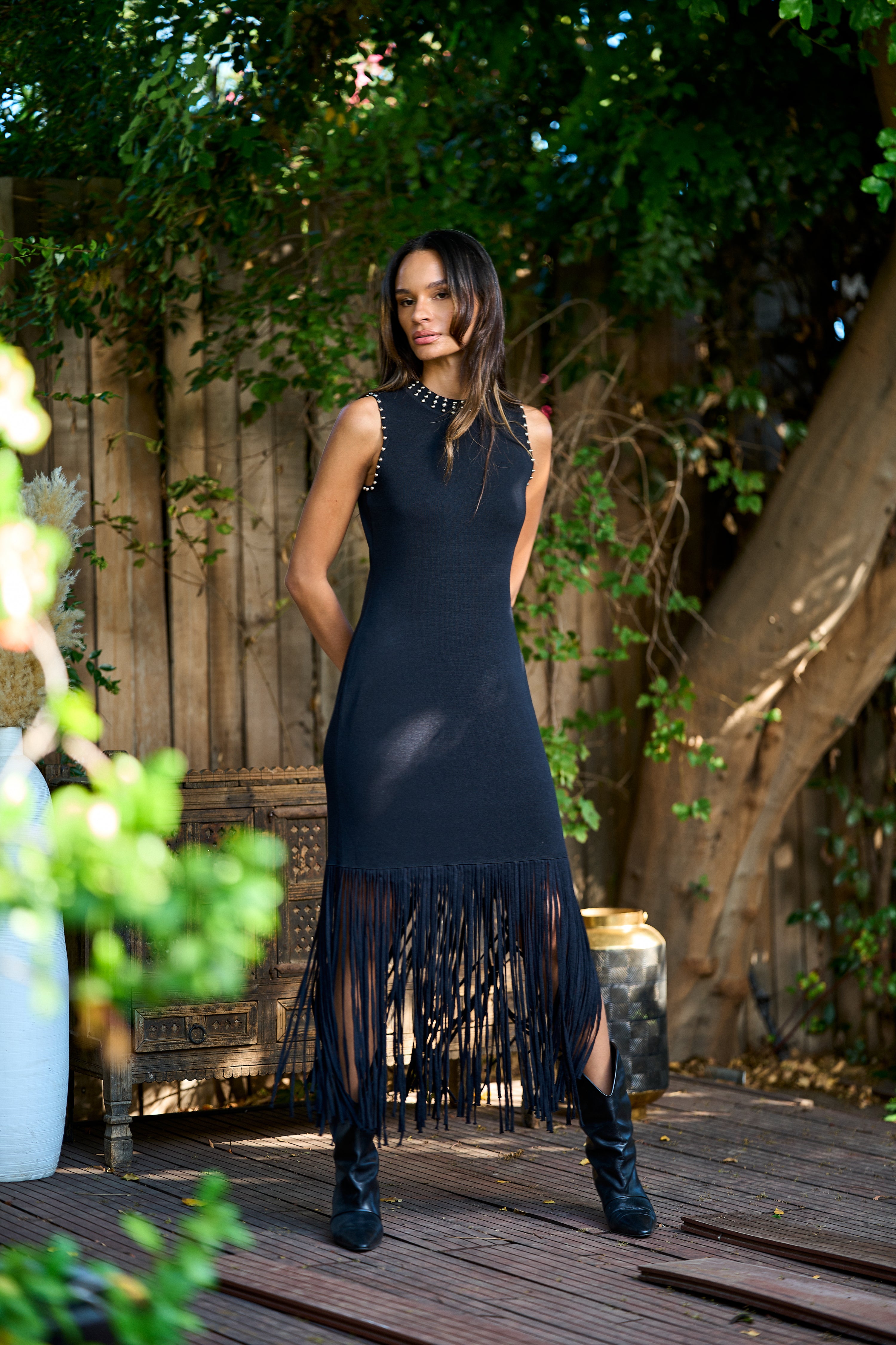 Vestido negro entallado  con flecos Pilar