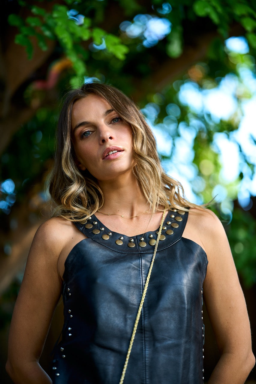Polera de cuero con tachas metálicas  Lola