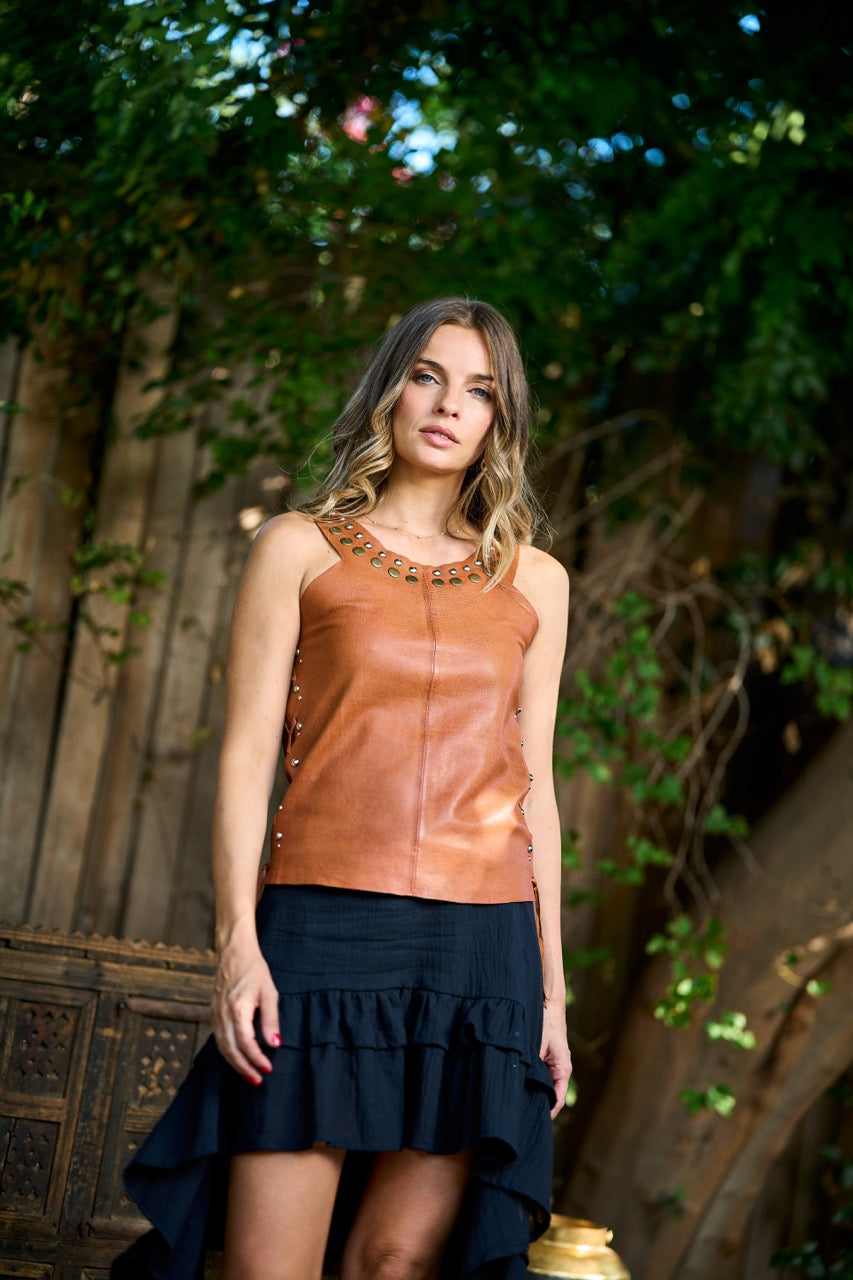 Polera de cuero con tachas metálicas  Lola